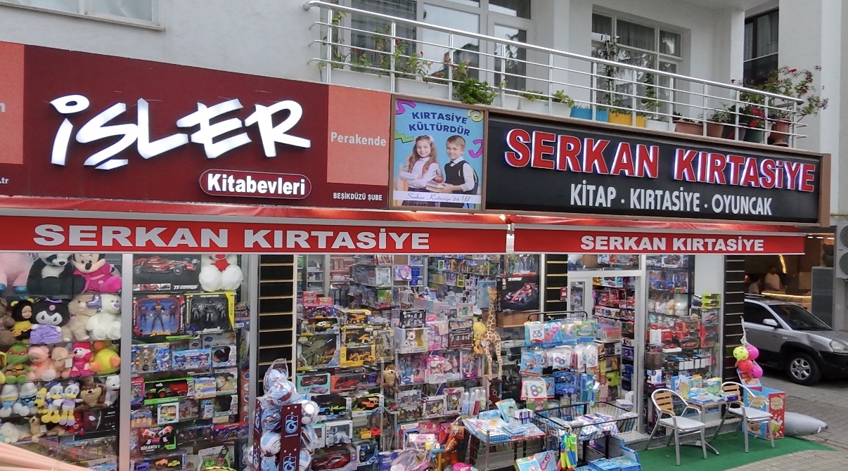 Serkan Kırtasiye mağaza önü — Beşikdüzü